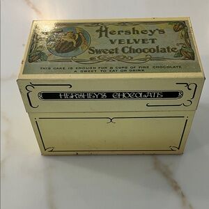 Hershey's Vintage Velvet Sweet Chocolate Tin - Cream